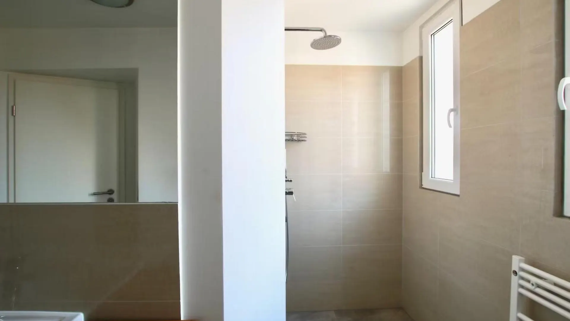 Grosse Dachgeschosswohnung Mit Balkon Im Belgischen Viertel Kolín nad Rýnem Apartmán