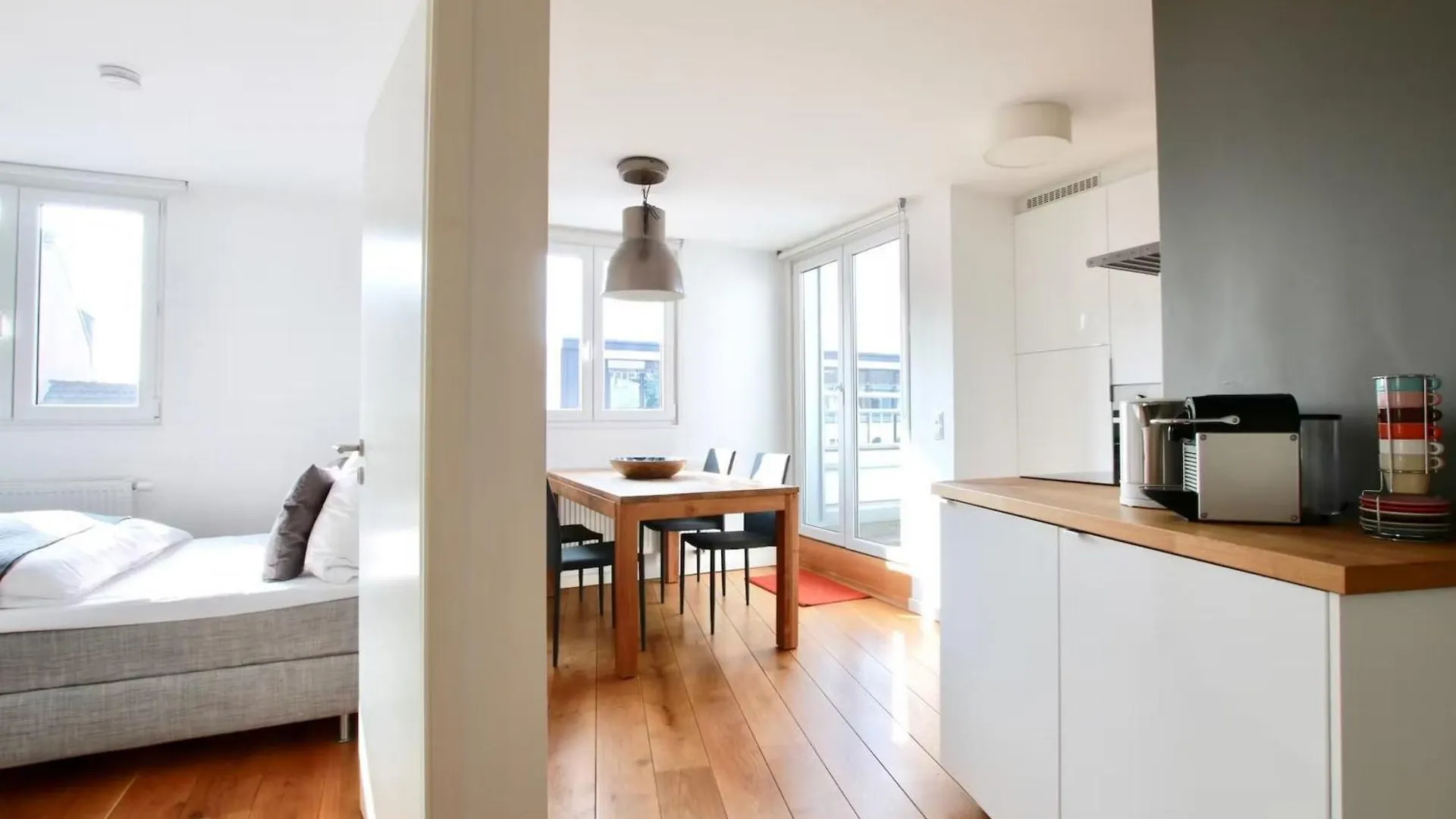 Grosse Dachgeschosswohnung Mit Balkon Im Belgischen Viertel Kolín nad Rýnem 0*,  Německo